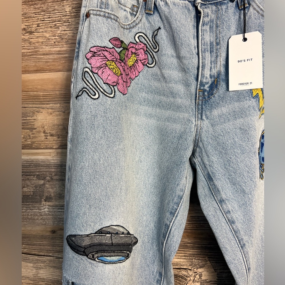 Forever 21 90's Fit Light Wash Patch Jeans NWT - Picture 3 of 4